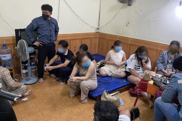 Chồng bắt quả tang vợ khỏa thân, mây mưa với trai lạ trong ô tô-5