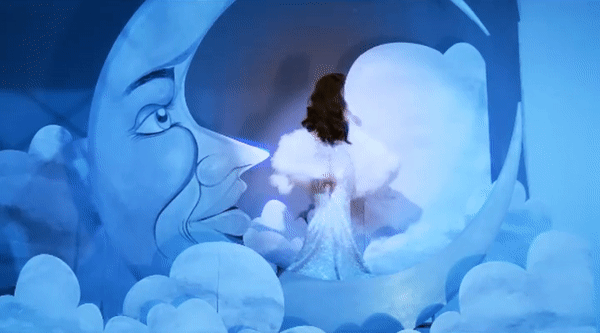 Ngọc Trinh gây phẫn nộ với đầm dạ hội khoét thủng vòng 3-2