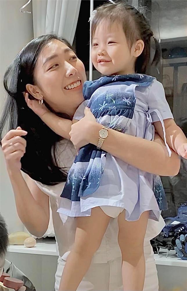 Cháu gái Trấn Thành gây bão biểu cảm trái ngược bố mẹ-3