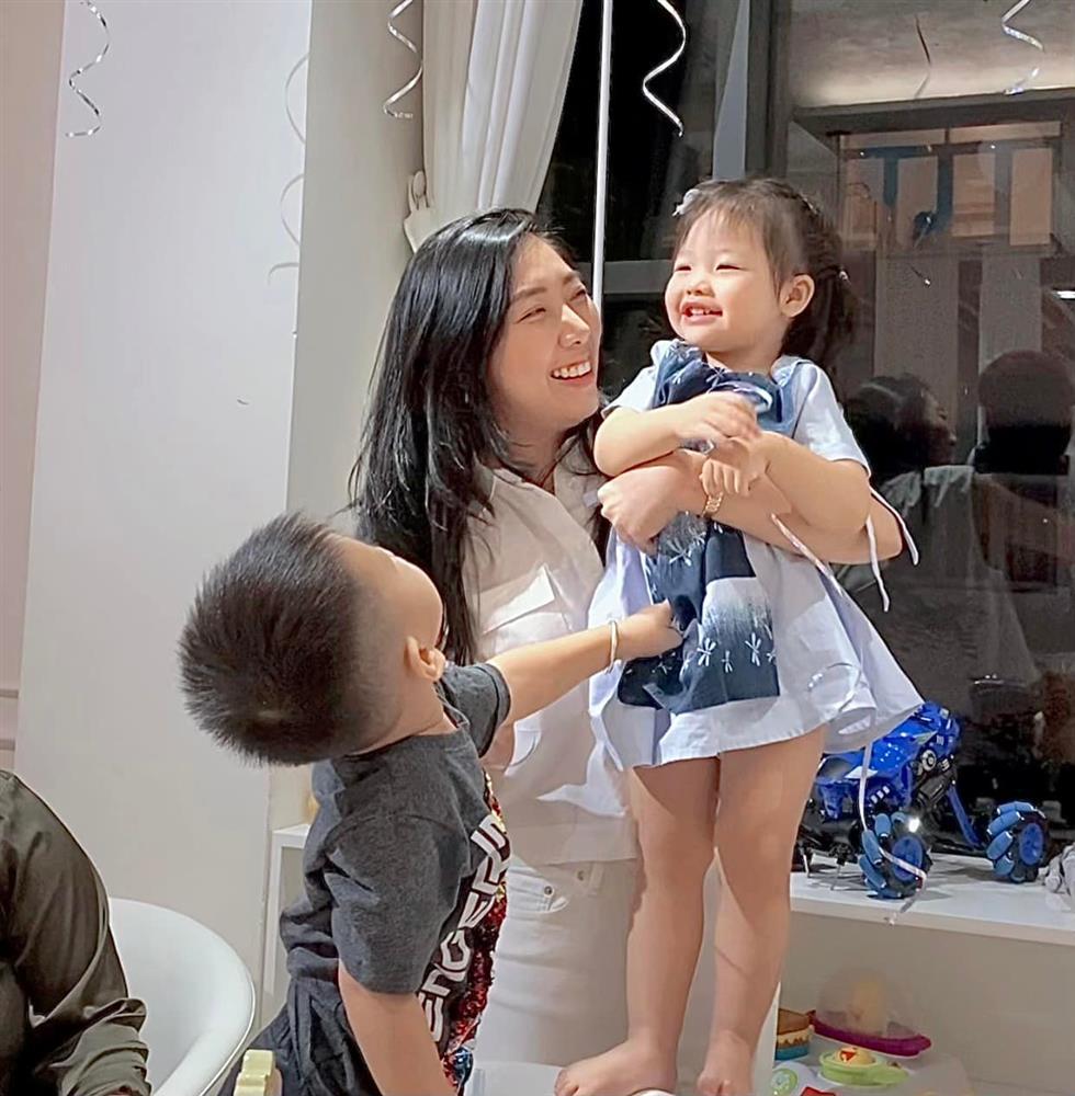 Cháu gái Trấn Thành gây bão biểu cảm trái ngược bố mẹ-4