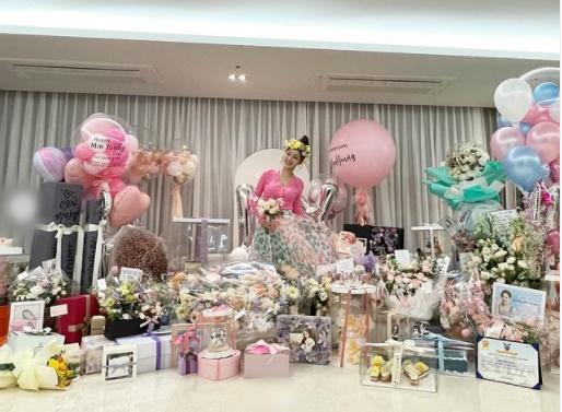 Choáng núi quà sinh nhật ngập phòng Park Min Young, Lee Min Ho-3