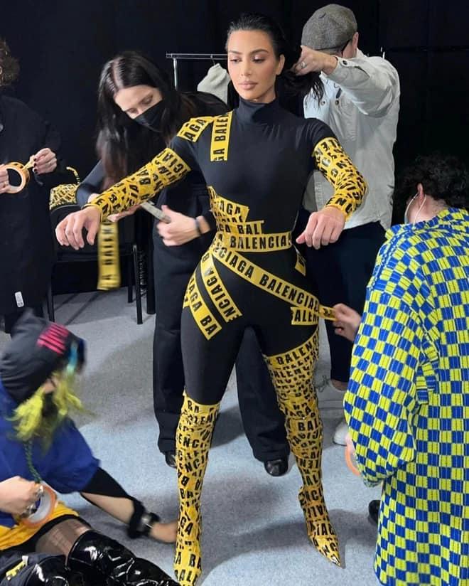 Cận cảnh quá trình dán băng keo kín người Kim Kardashian gây hốt-4