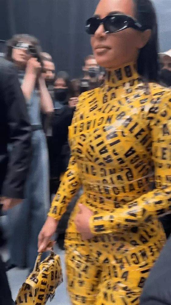 Cận cảnh quá trình dán băng keo kín người Kim Kardashian gây hốt-3