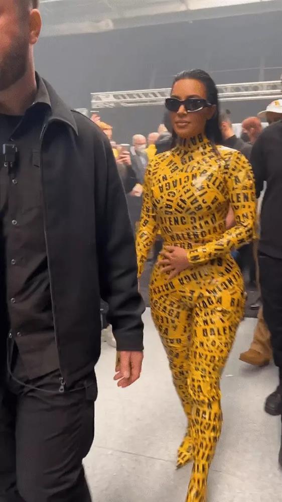 Cận cảnh quá trình dán băng keo kín người Kim Kardashian gây hốt-2