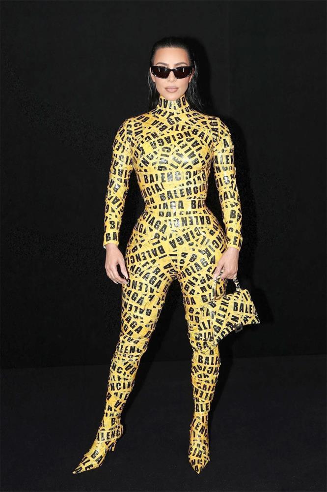 Cận cảnh quá trình dán băng keo kín người Kim Kardashian gây hốt-5