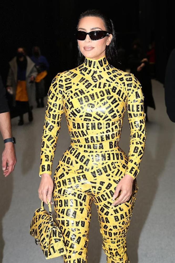 Cận cảnh quá trình dán băng keo kín người Kim Kardashian gây hốt-6