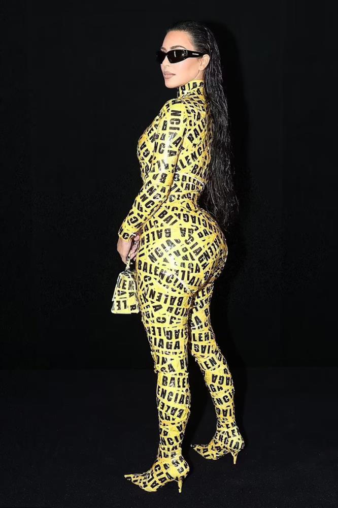 Cận cảnh quá trình dán băng keo kín người Kim Kardashian gây hốt-7