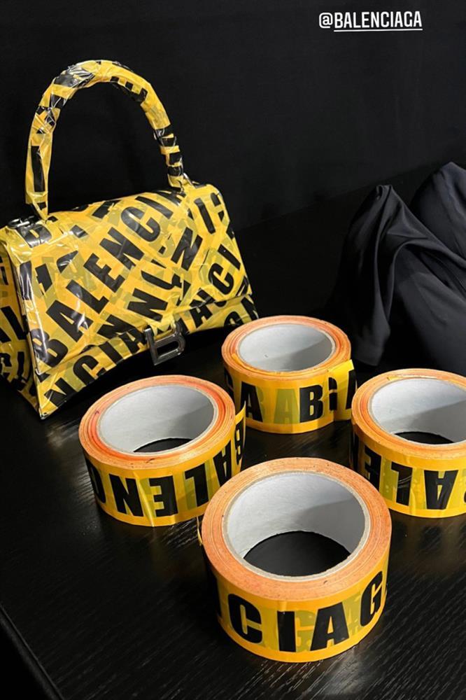 Cận cảnh quá trình dán băng keo kín người Kim Kardashian gây hốt-8