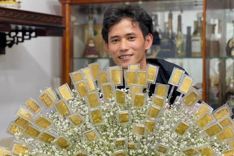 Đại gia miền Tây đặt bó hoa đính 100 cây vàng 9999 tặng vợ ngày 8/3-3
