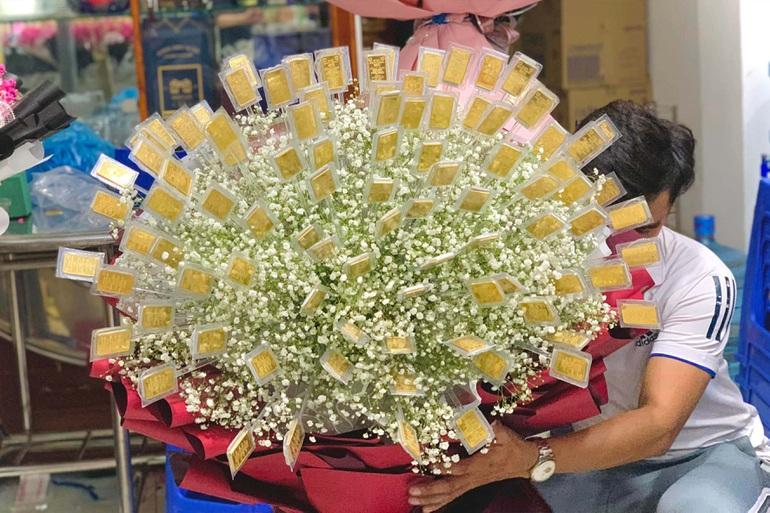 Đại gia miền Tây đặt bó hoa đính 100 cây vàng 9999 tặng vợ ngày 8/3-1