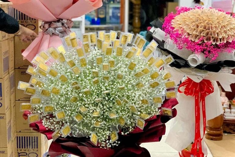 Đại gia miền Tây đặt bó hoa đính 100 cây vàng 9999 tặng vợ ngày 8/3-2