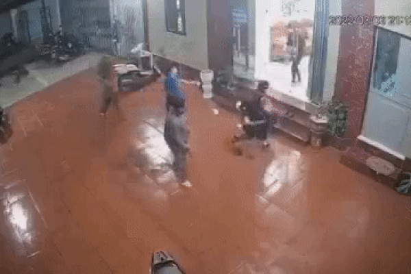 Clip: Thanh niên bị 4 người 'chém như chém chuối', vùng vẫy kêu cứu