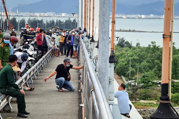 Người đàn ông dọa tự tử đã về nhà sau 15 tiếng đu cầu-10