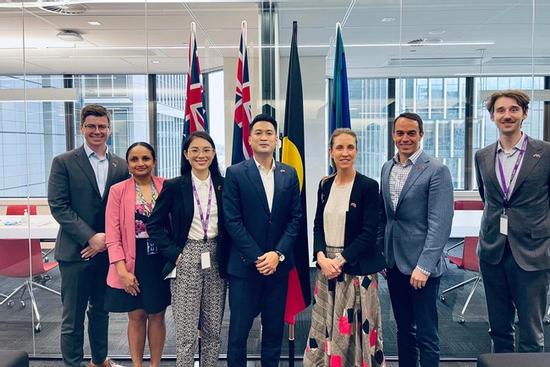 Phillip Nguyễn sang Úc cùng người yêu, đám cưới 'chắc cú' thật rồi!