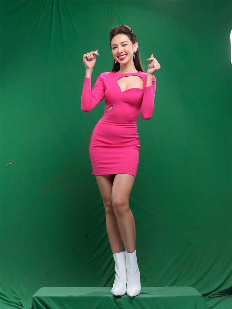 Hoa hậu Thùy Tiên mặc váy bó để lộ vòng 2 như mới đẻ-4
