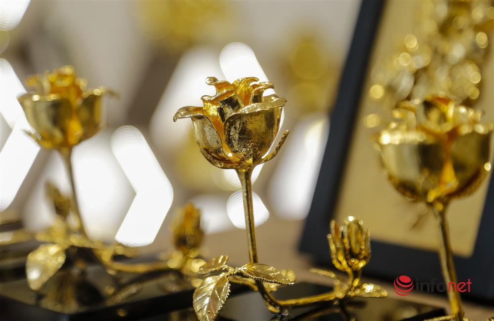 Hoa hồng mạ vàng hút khách ngày 8/3, giới trẻ đua nhau săn lùng-5