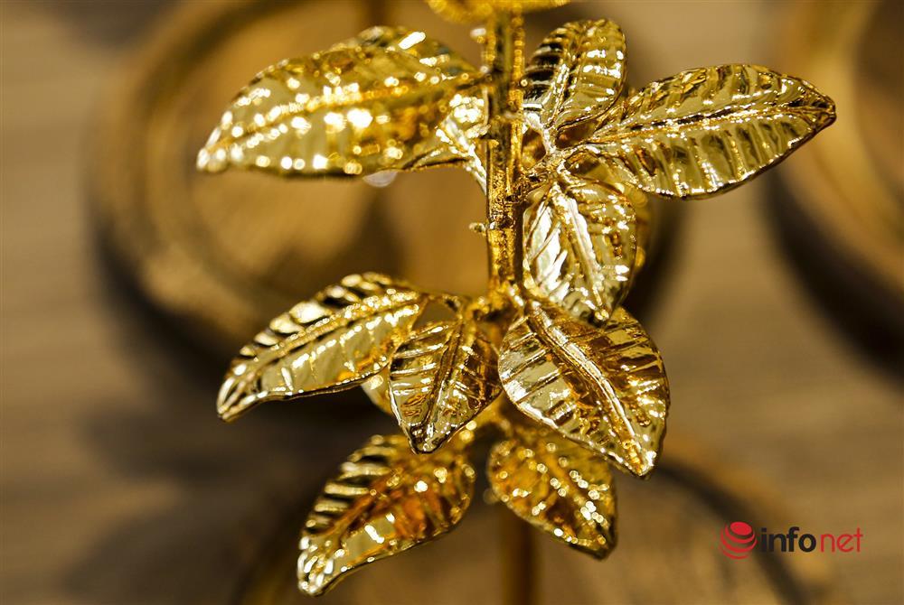 Hoa hồng mạ vàng hút khách ngày 8/3, giới trẻ đua nhau săn lùng-6