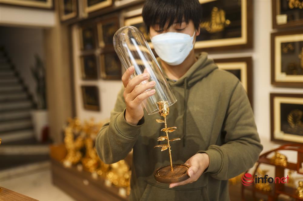 Hoa hồng mạ vàng hút khách ngày 8/3, giới trẻ đua nhau săn lùng-7