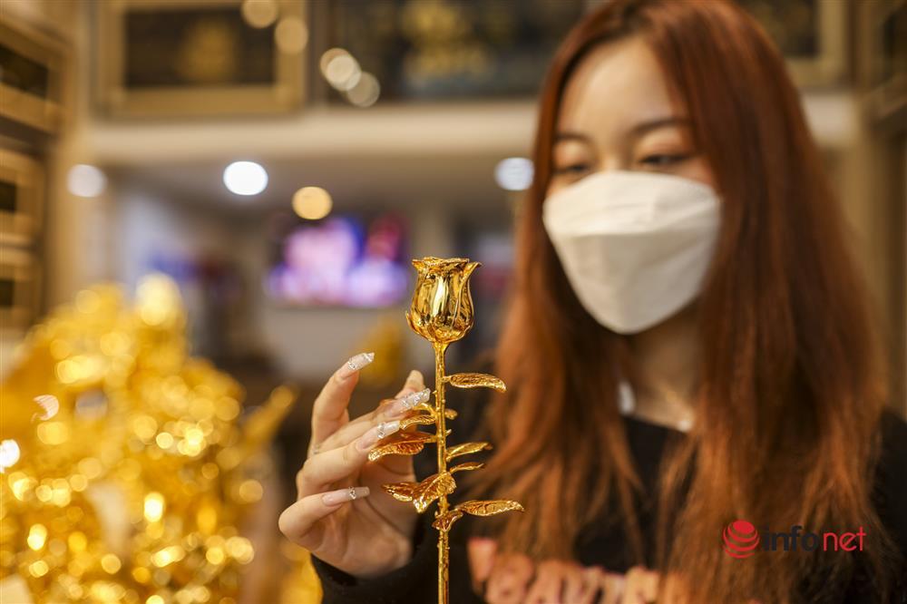 Hoa hồng mạ vàng hút khách ngày 8/3, giới trẻ đua nhau săn lùng-9