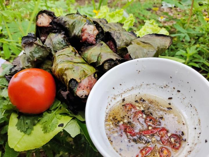 Thịt lợn leo núi cuốn lá bưởi - món ngon độc lạ vùng Lương Sơn, Hòa Bình-4