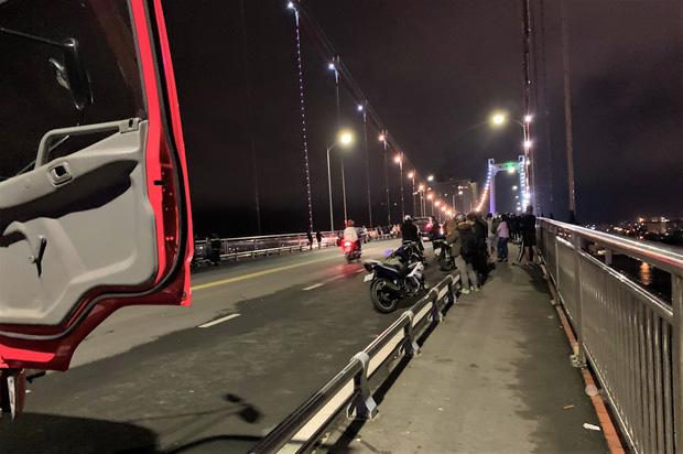 Người đàn ông dọa tự tử đã về nhà sau 15 tiếng đu cầu-1