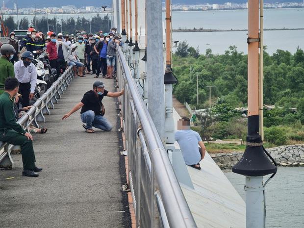 Người đàn ông dọa tự tử đã về nhà sau 15 tiếng đu cầu-4