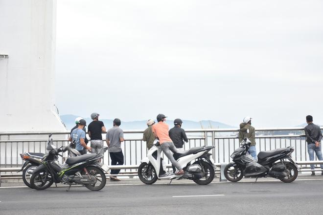 Người đàn ông dọa tự tử đã về nhà sau 15 tiếng đu cầu-7