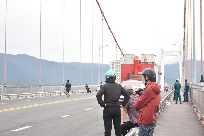 Người đàn ông dọa tự tử đã về nhà sau 15 tiếng đu cầu-8