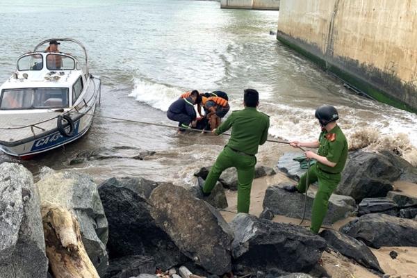 Đã về nhà sau 15 tiếng dọa nhảy cầu, sáng nay người đàn ông lại tự sát-1