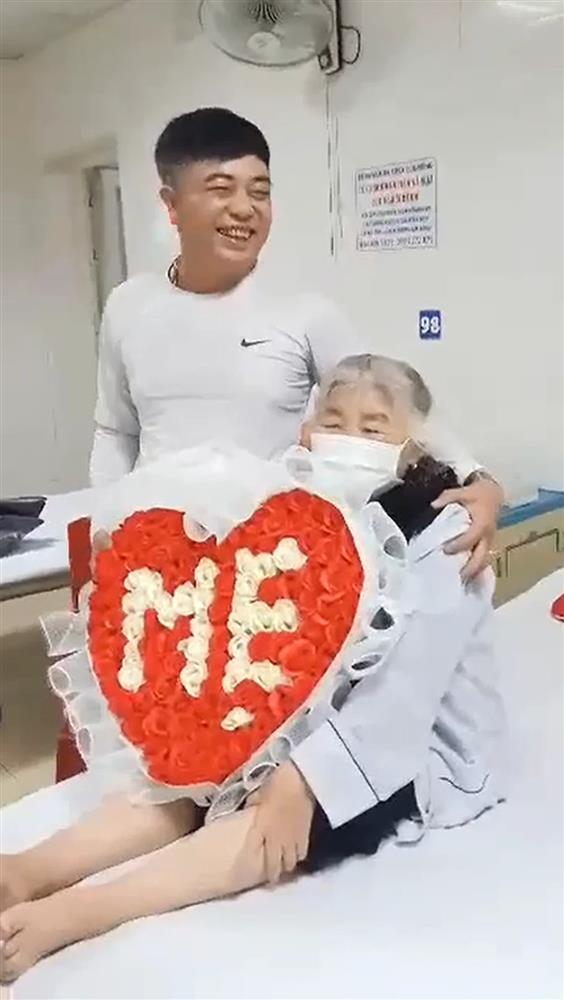 Con cháu đem hoa vào viện tặng mẹ 8/3, xúc động nhất món quà thứ hai-1