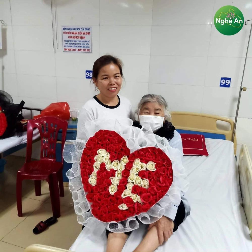 Con cháu đem hoa vào viện tặng mẹ 8/3, xúc động nhất món quà thứ hai-2