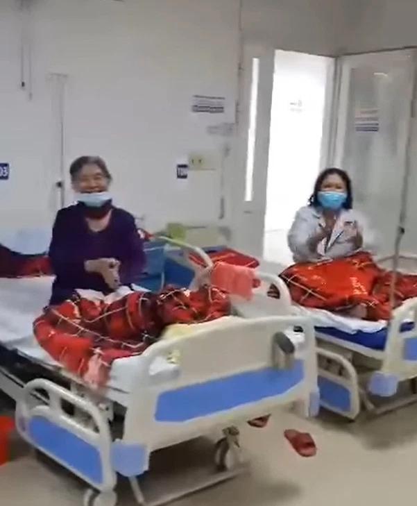 Con cháu đem hoa vào viện tặng mẹ 8/3, xúc động nhất món quà thứ hai-3