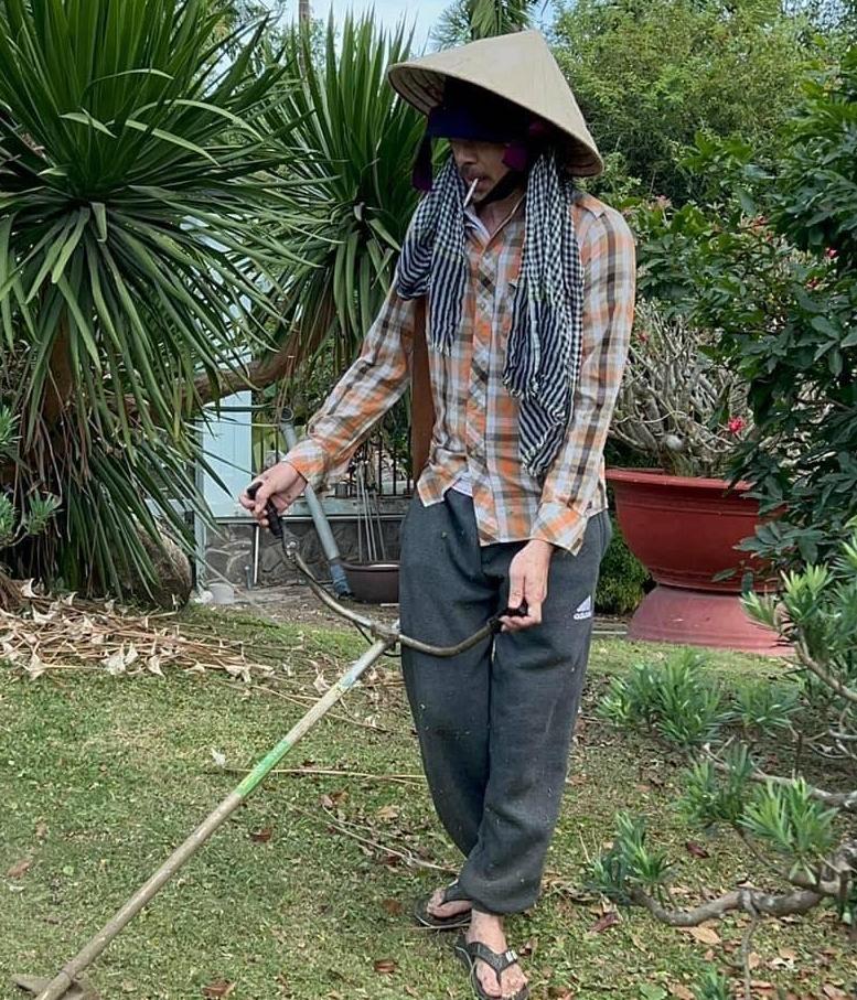 Hoài Linh lộ diện tiều tụy, râu ria rậm rạp trong thời gian ở ẩn-3