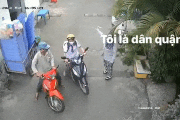 Clip: Lên xe định bỏ chạy, tên trộm bị chủ nhà tung chưởng hạ gục-1