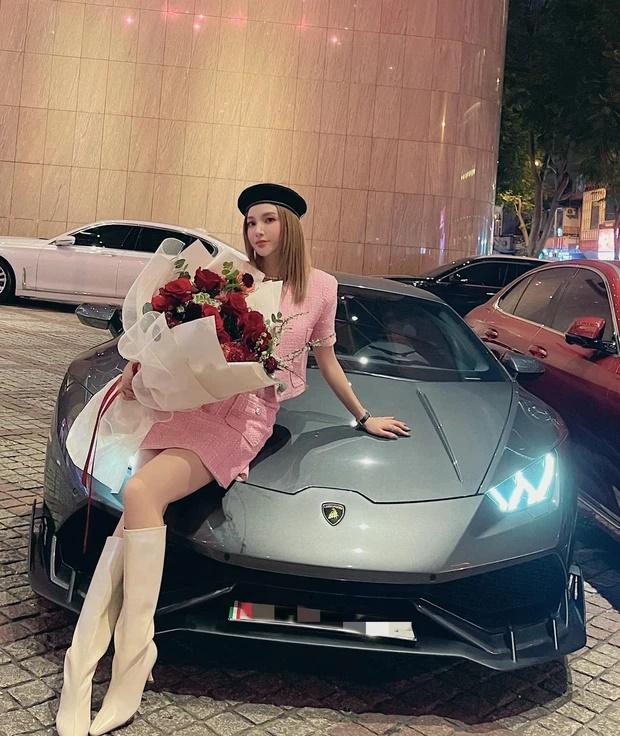 8/3: Đoàn Di Băng đòi xe máy 700 triệu - Ngọc Trinh khoe ai đó tặng hoa-1