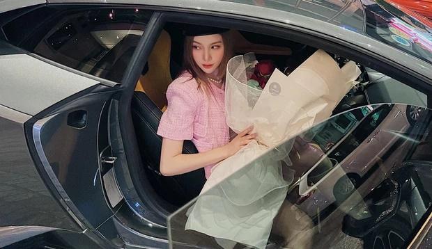 8/3: Đoàn Di Băng đòi xe máy 700 triệu - Ngọc Trinh khoe ai đó tặng hoa-2