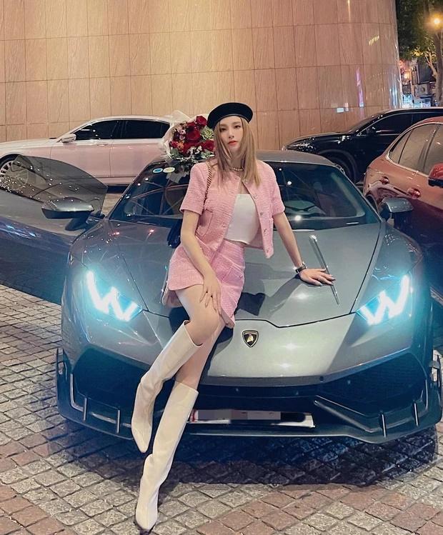 8/3: Đoàn Di Băng đòi xe máy 700 triệu - Ngọc Trinh khoe ai đó tặng hoa-3