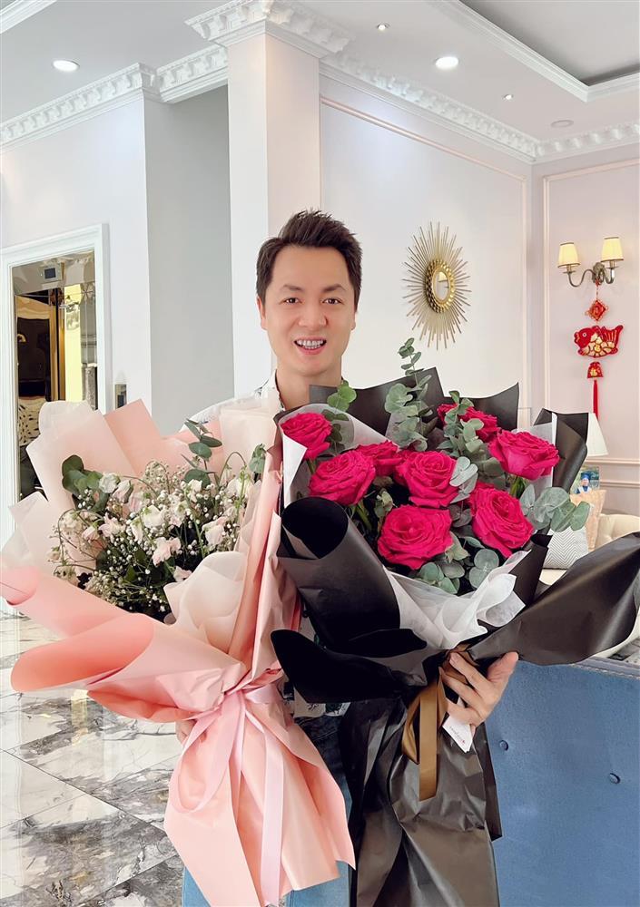 Dàn sao khoe quà 8/3: Vợ Khắc Việt nổi bần bật với xe hơn 7 tỷ-9