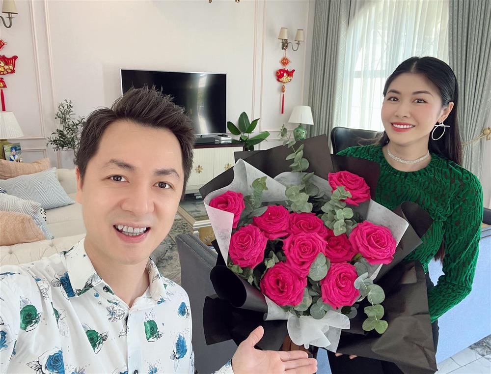 Dàn sao khoe quà 8/3: Vợ Khắc Việt nổi bần bật với xe hơn 7 tỷ-10