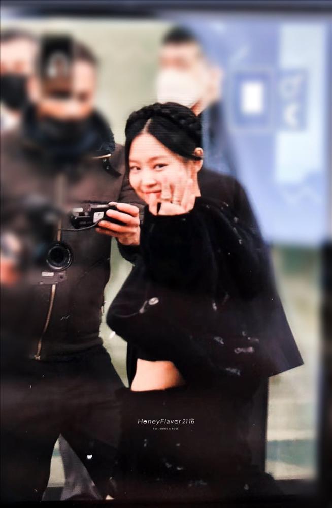 Jennie cưa sừng với bộ cánh nữ sinh tại show Chanel-2