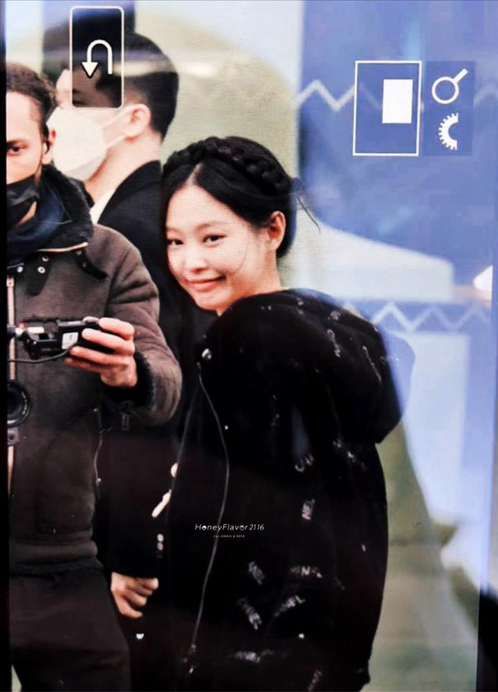 Jennie cưa sừng với bộ cánh nữ sinh tại show Chanel-3