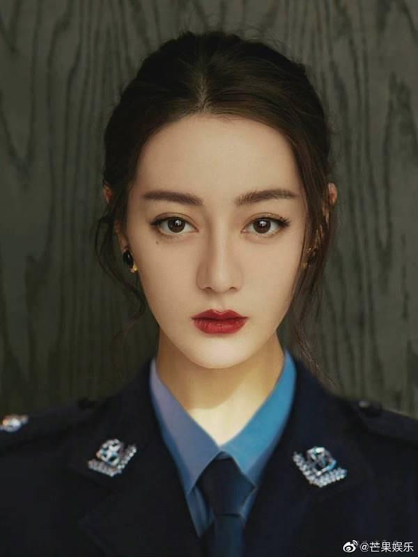 Lộ ảnh Nhiệt Ba đổi mới một chi tiết nhan sắc khi làm nữ luật sư-6