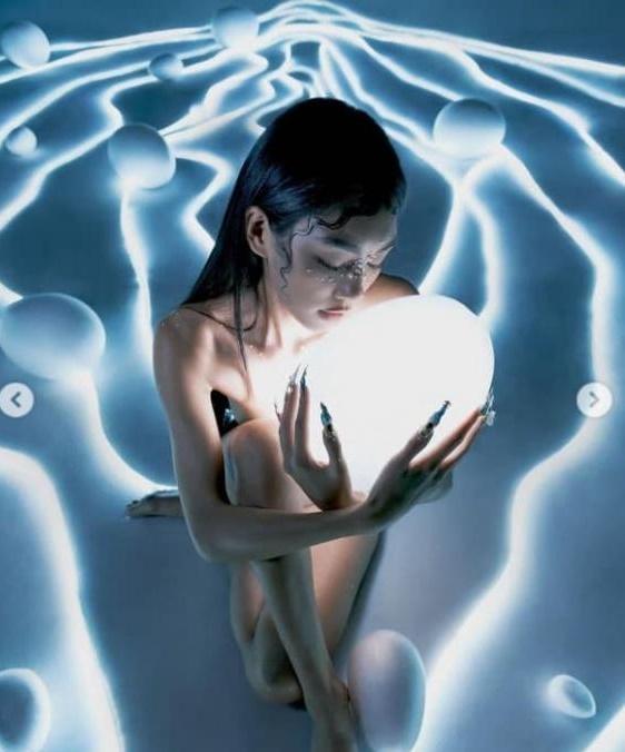 Rich kid đình đám đốt mắt với loạt ảnh trần như nhộng-5