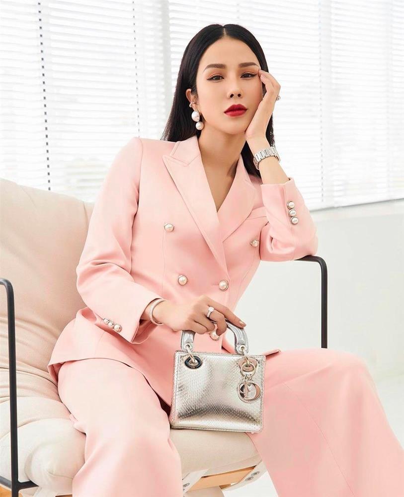 8/3 độc thân, Diệp Lâm Anh tự thưởng quà khủng toàn đồng hồ, kim cương-1