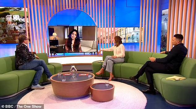 Nữ ca sĩ đình đám gặp sự cố lộ hàng trên sóng khiến ai cũng đỏ mặt-1