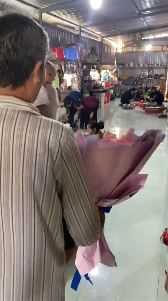 Dư âm 8/3, sốt rần rần trước hình ảnh cụ ông bẽn lẽn tặng hoa vợ-1