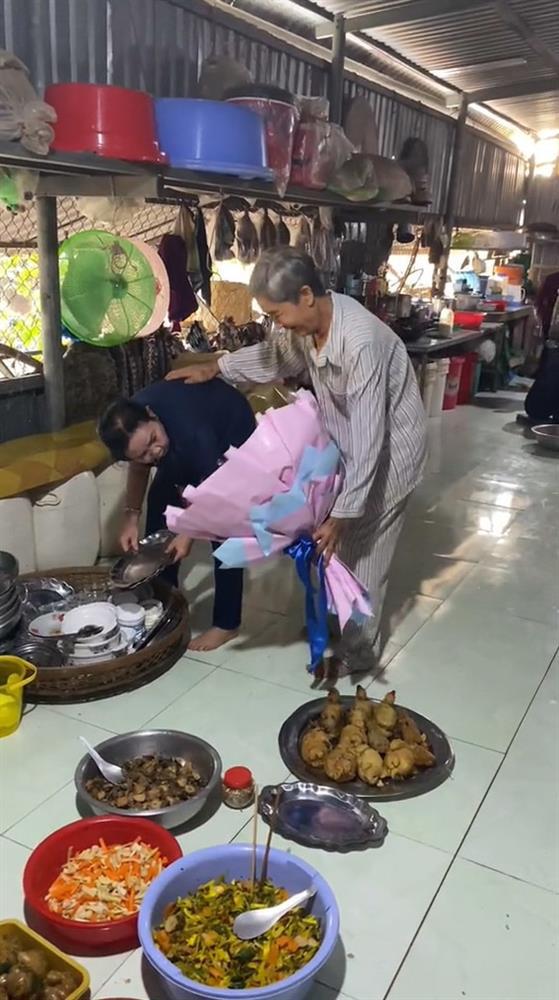 Dư âm 8/3, sốt rần rần trước hình ảnh cụ ông bẽn lẽn tặng hoa vợ-2