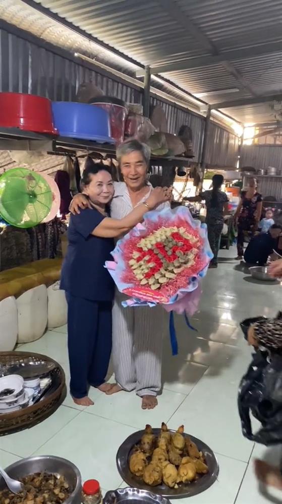 Dư âm 8/3, sốt rần rần trước hình ảnh cụ ông bẽn lẽn tặng hoa vợ-3