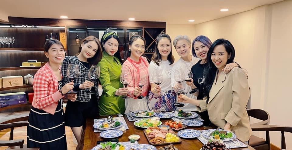 Nhã Phương như người vô hình giữa dàn sao vũ trụ VTV-4