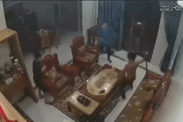 Góc quay khác vụ 2 bố con vác dao chém người dã man ở Bắc Giang